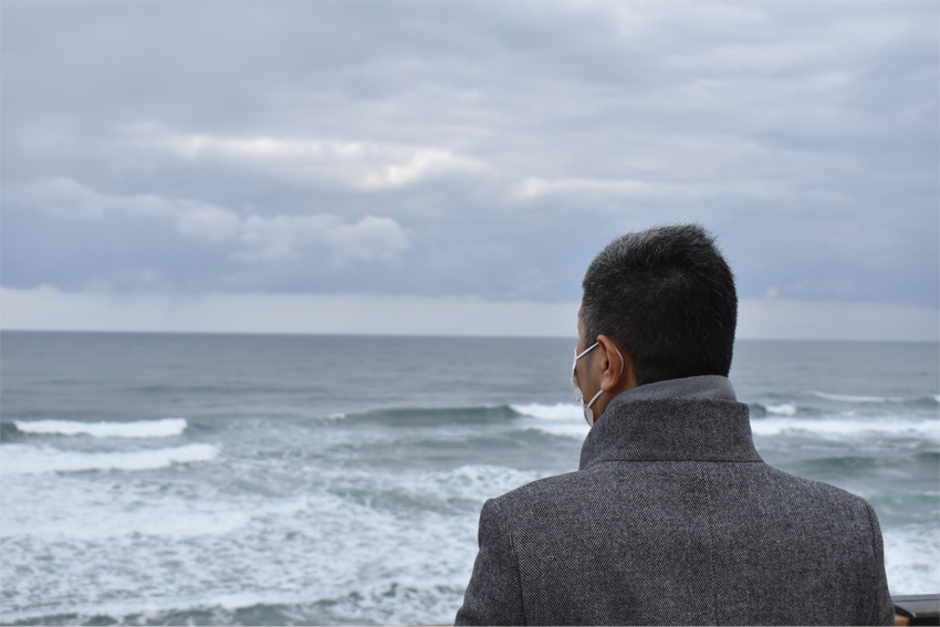日本海を眺める社長