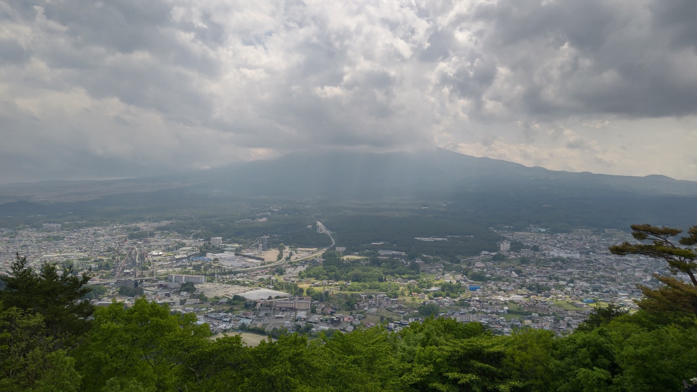 雲がかった富士山